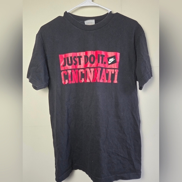 Men's Nike Cincinnati Bearcats Just Do It Graphic Shirt, Size Small - Picture 1 of 3